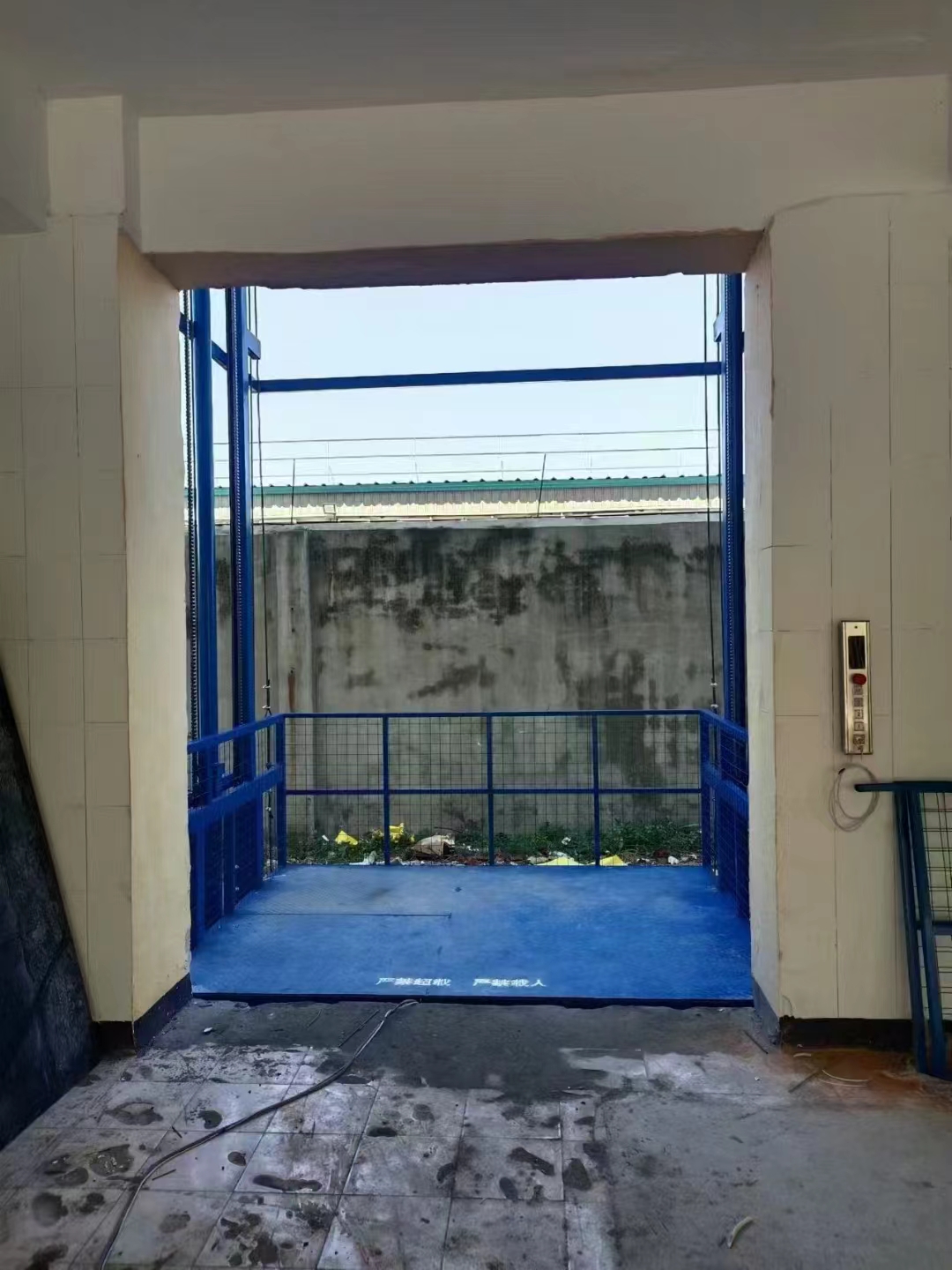 遼寧大連室外液壓載貨平臺(tái)安裝驗(yàn)收完畢?
